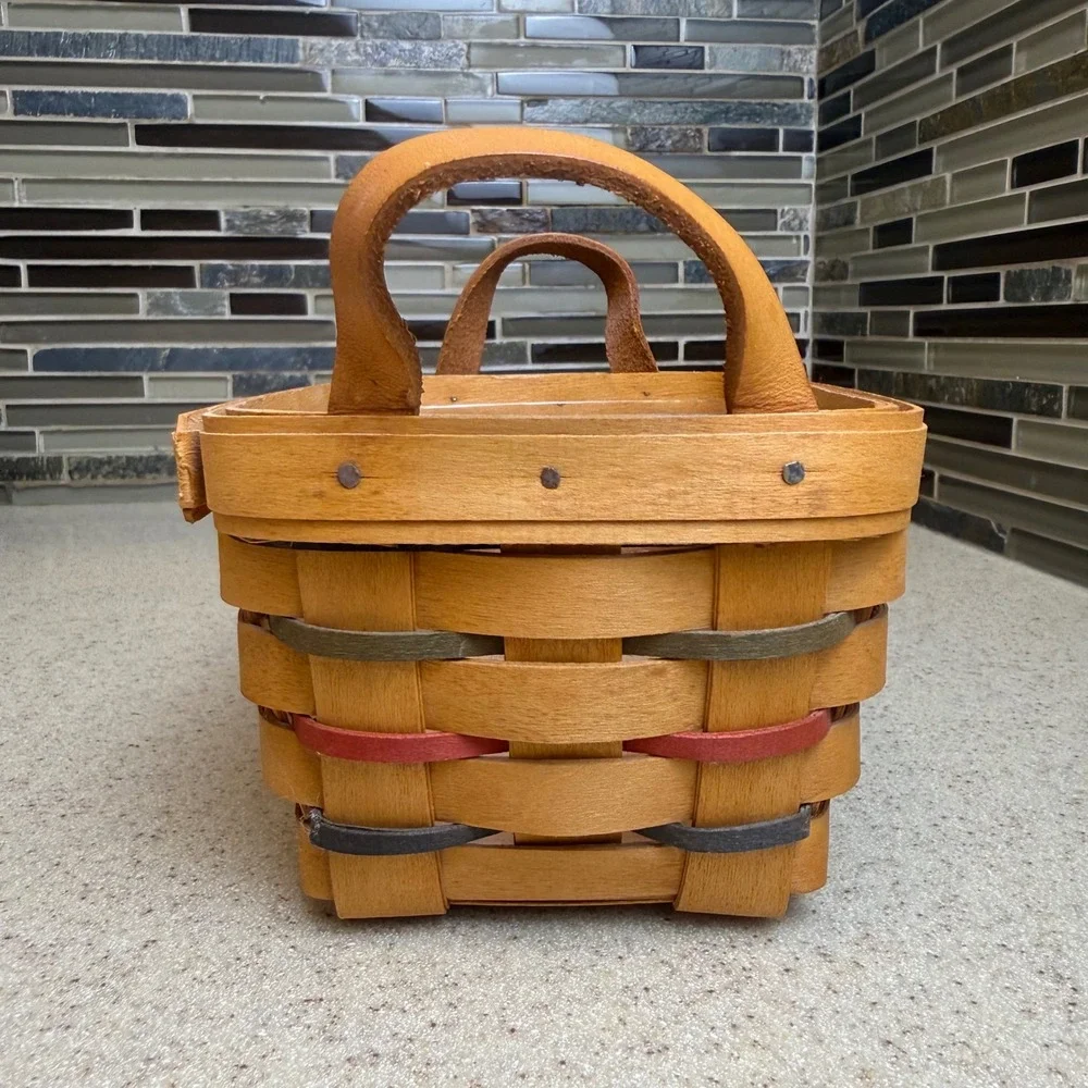 VTG Longaberger 1995 Handwoven Basket w/ Leather Handles & Plastic Liner 7